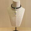 Collar de cuero con piedras naturales