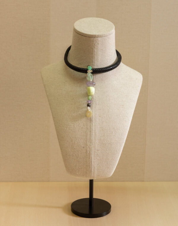 Collar de cuero con piedras naturales