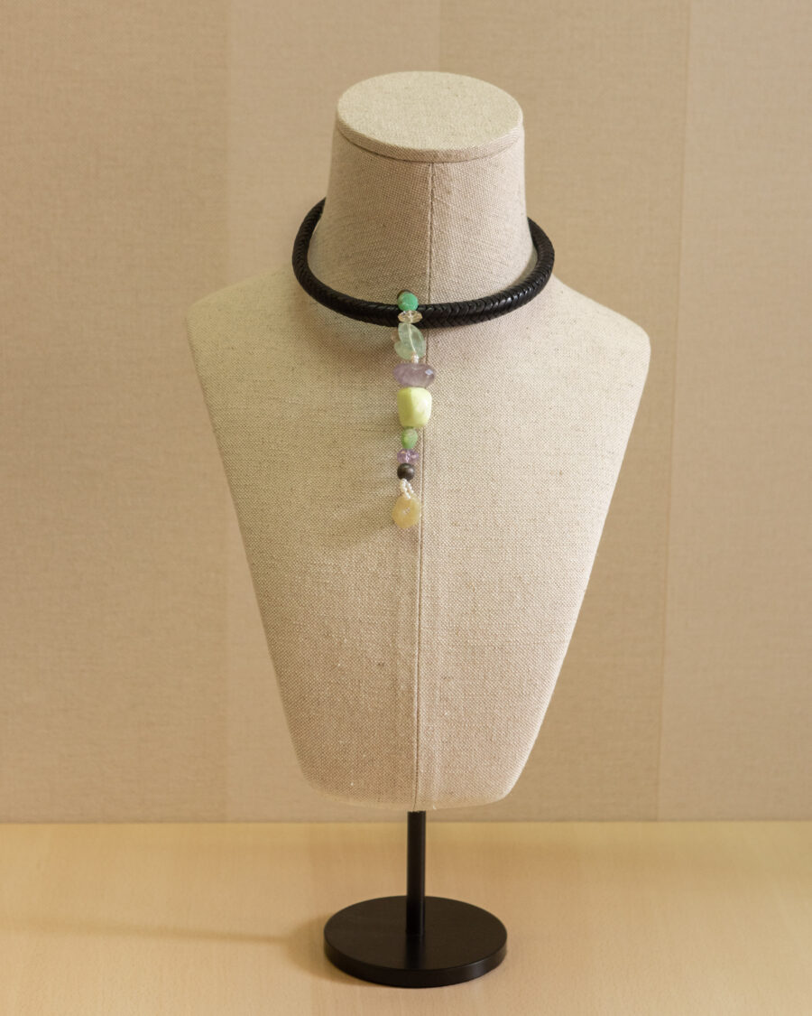 Collar de cuero con piedras naturales