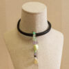 Collar de cuero con piedras naturales