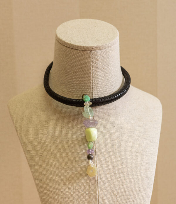 Collar de cuero con piedras naturales