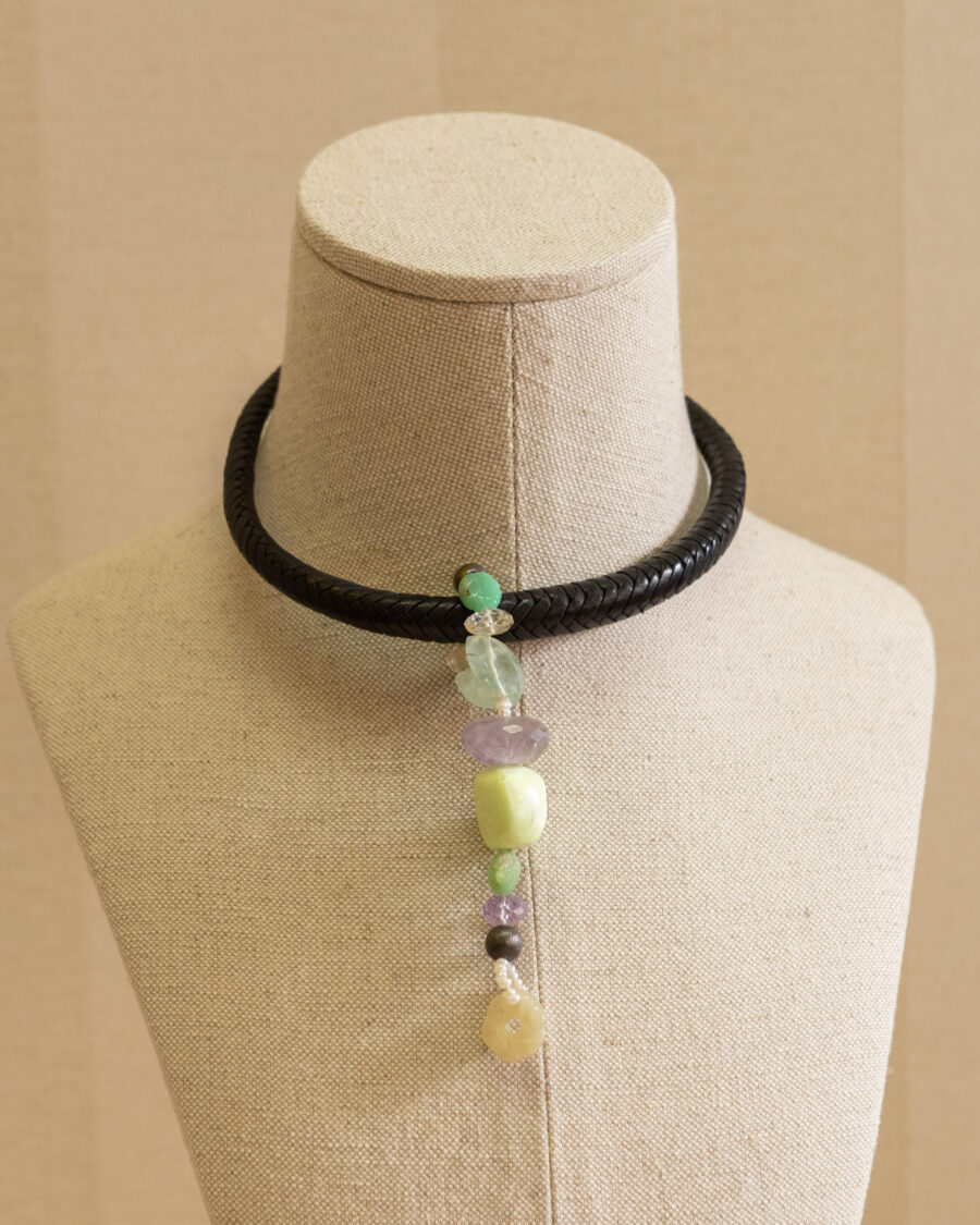 Collar de cuero con piedras naturales
