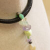 Collar de cuero con piedras naturales