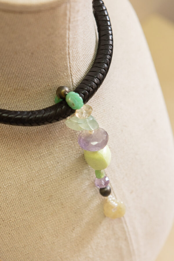Collar de cuero con piedras naturales