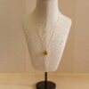 Collar de plata, chapado en oro con piedra natural tallada 