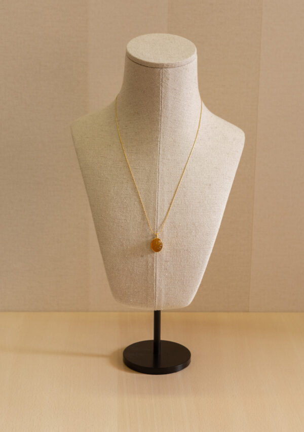 Collar de plata, chapado en oro con piedra natural tallada 