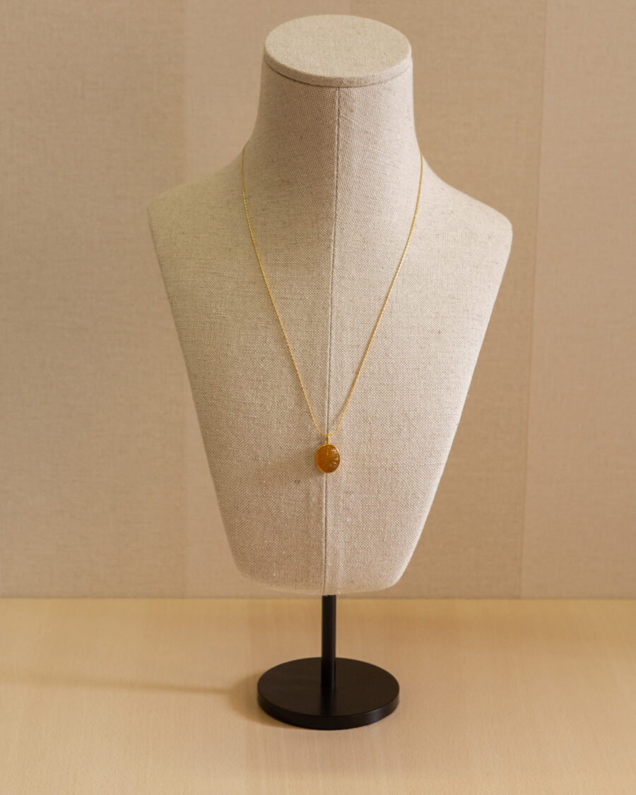Collar de plata, chapado en oro con piedra natural tallada 