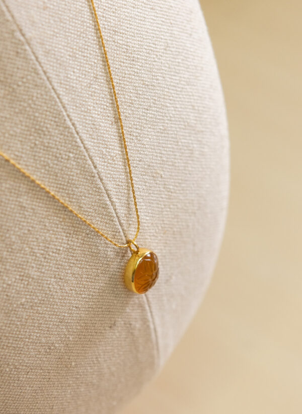 Collar de plata, chapado en oro con piedra natural tallada 