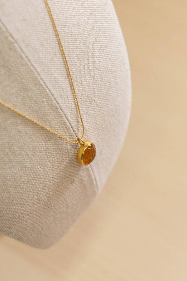 Collar de plata, chapado en oro con piedra natural tallada 