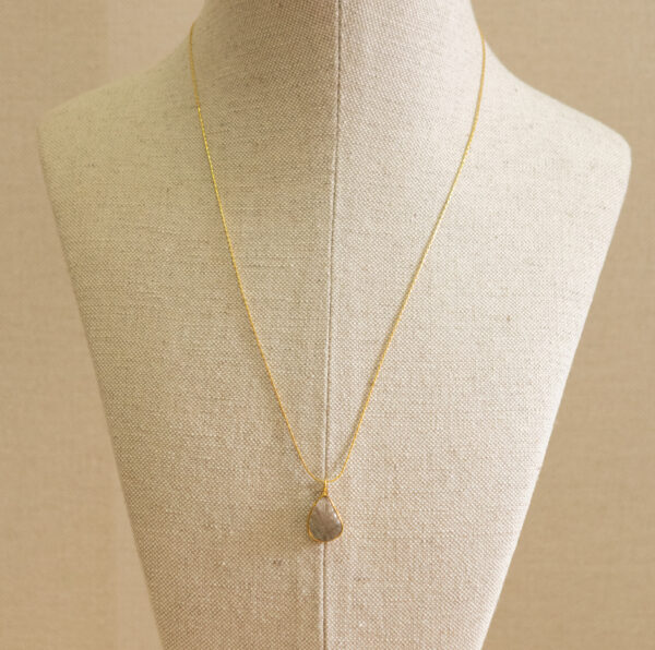 Collar de plata, chapado en oro con piedra natural tallada 