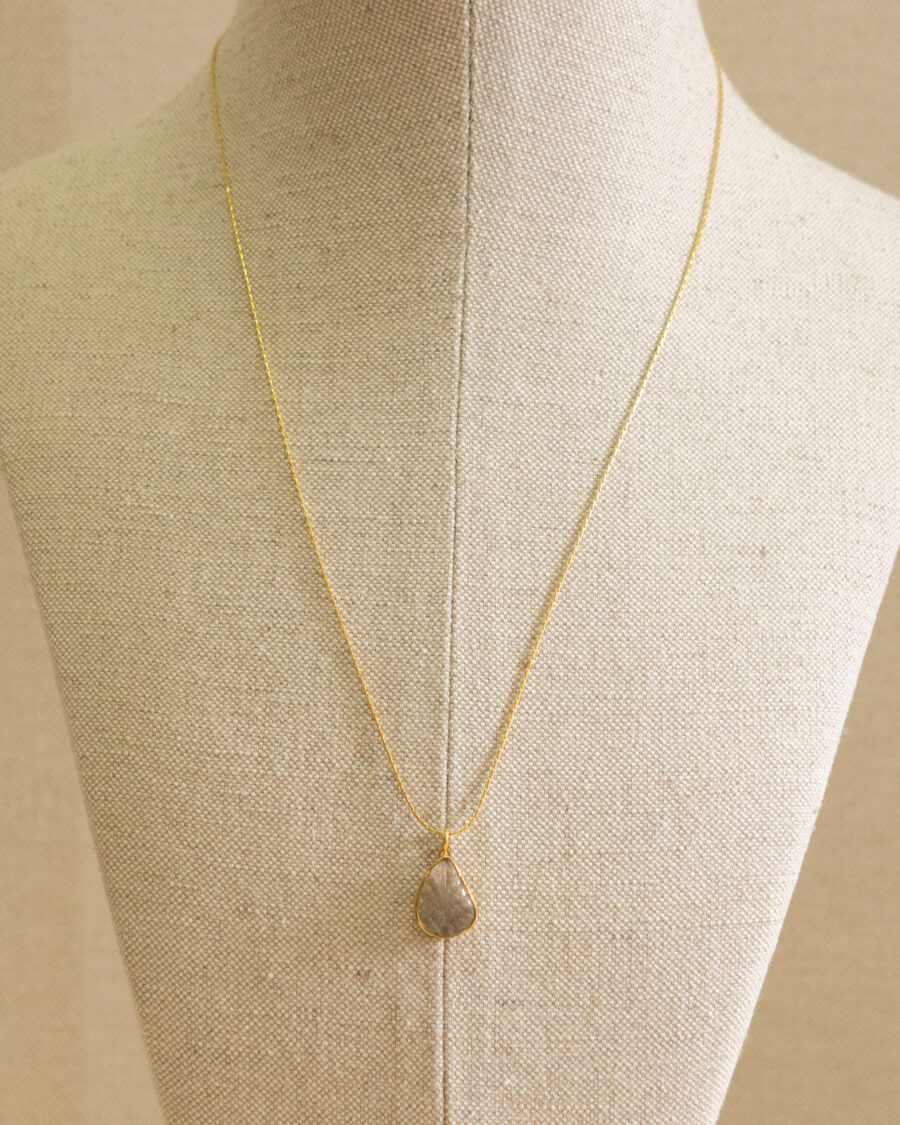 Collar de plata, chapado en oro con piedra natural tallada 
