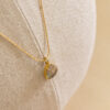 Collar de plata, chapado en oro con piedra natural tallada 