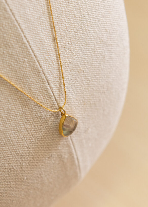 Collar de plata, chapado en oro con piedra natural tallada 