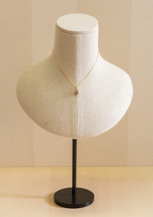 Collar corto de plata, chapado en oro, con piedra natural tallada 