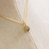 Collar corto de plata, chapado en oro, con piedra natural tallada 