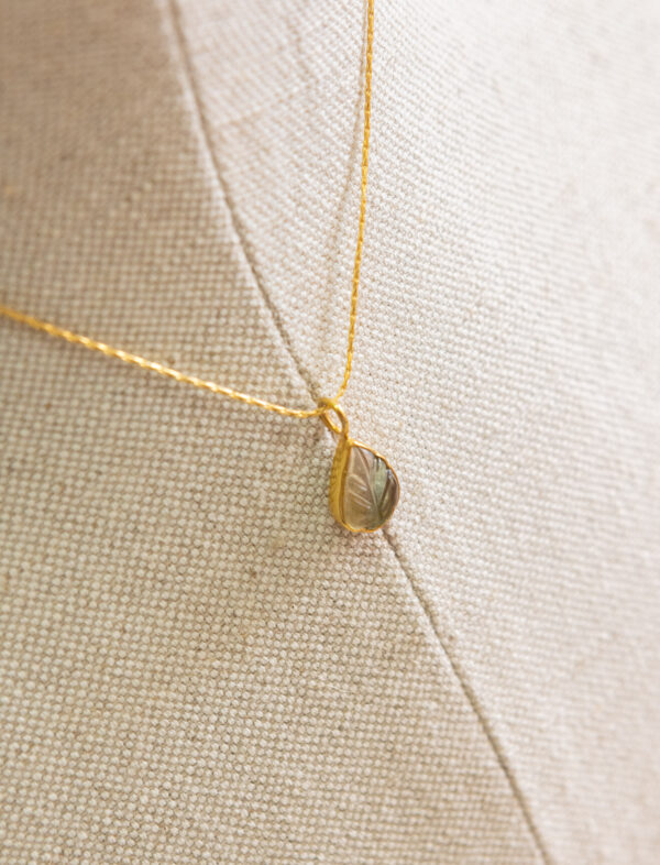 Collar corto de plata, chapado en oro, con piedra natural tallada 