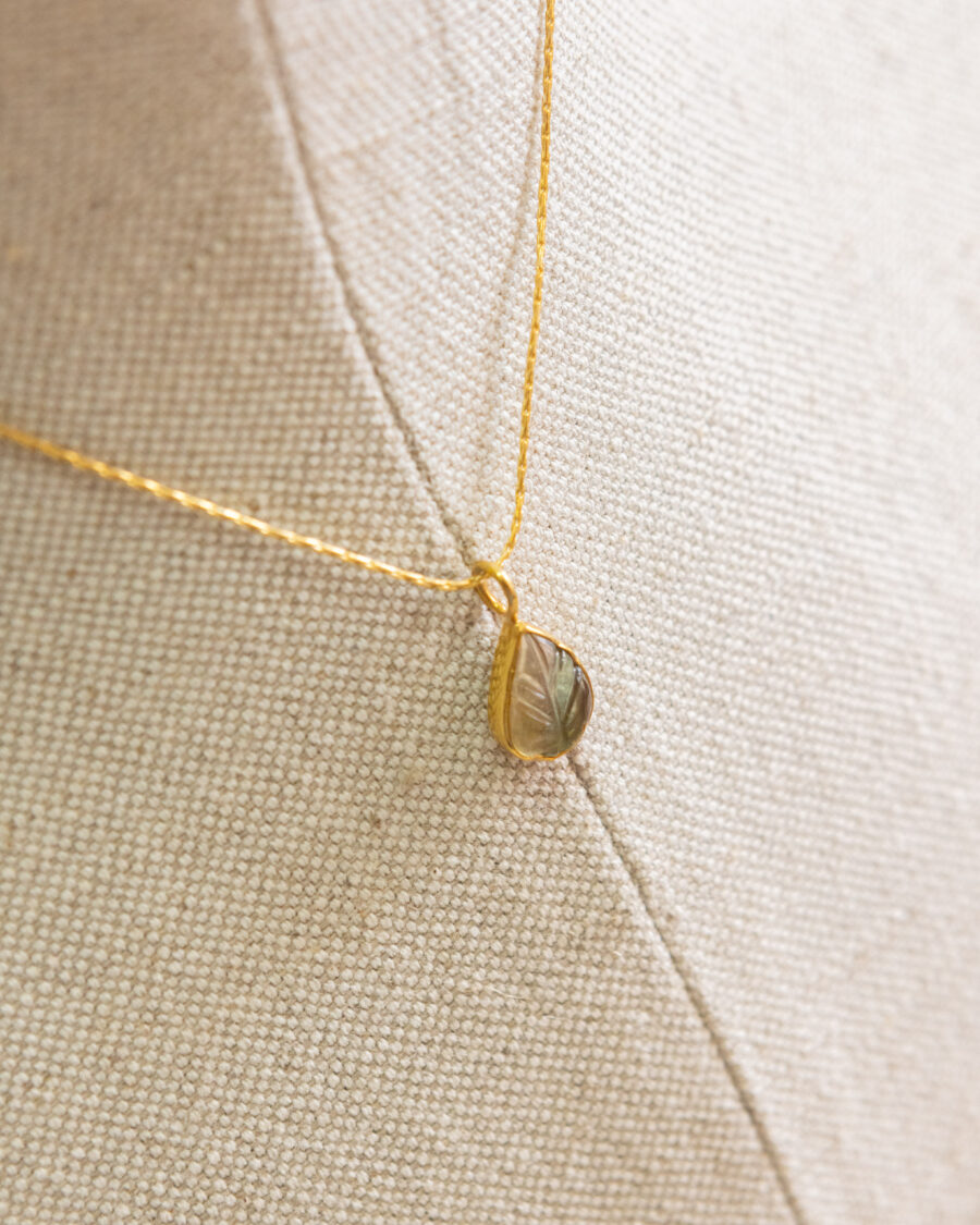 Collar corto de plata, chapado en oro, con piedra natural tallada 