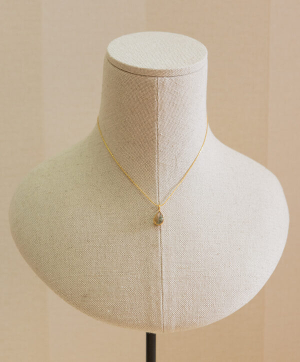Collar corto de plata, chapado en oro, con piedra natural tallada 