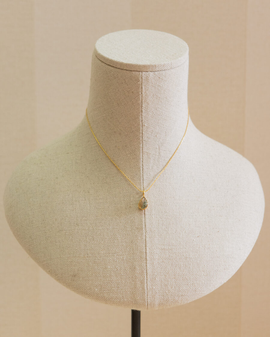 Collar corto de plata, chapado en oro, con piedra natural tallada 