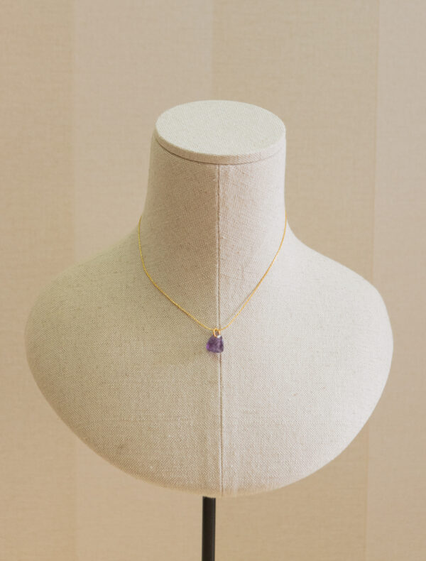 Collar corto de plata, chapado en oro, con piedra natural
