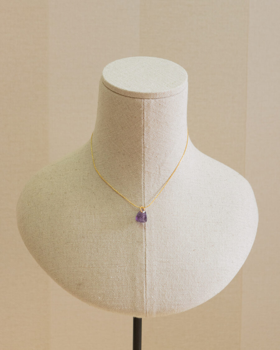 Collar corto de plata, chapado en oro, con piedra natural