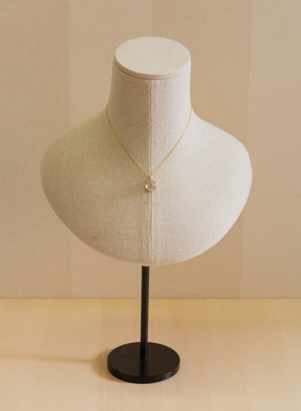 Collar corto de plata, chapado en oro, con piedra natural