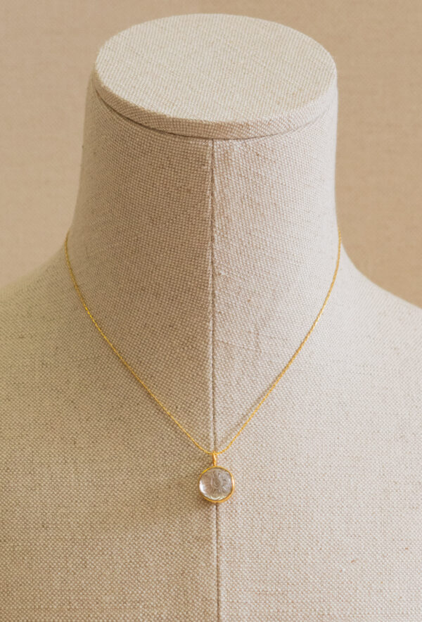 Collar corto de plata, chapado en oro, con piedra natural