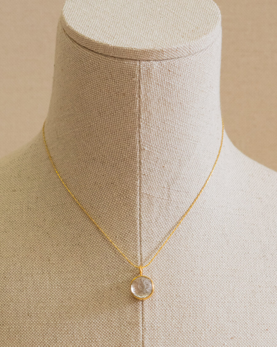 Collar corto de plata, chapado en oro, con piedra natural