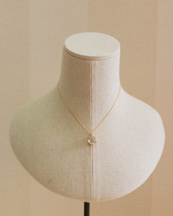 Collar corto de plata, chapado en oro, con piedra natural