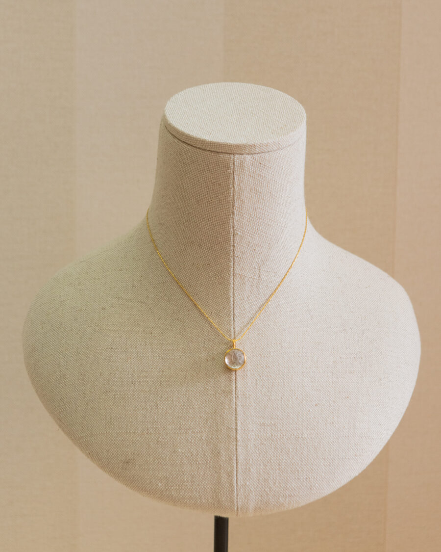 Collar corto de plata, chapado en oro, con piedra natural
