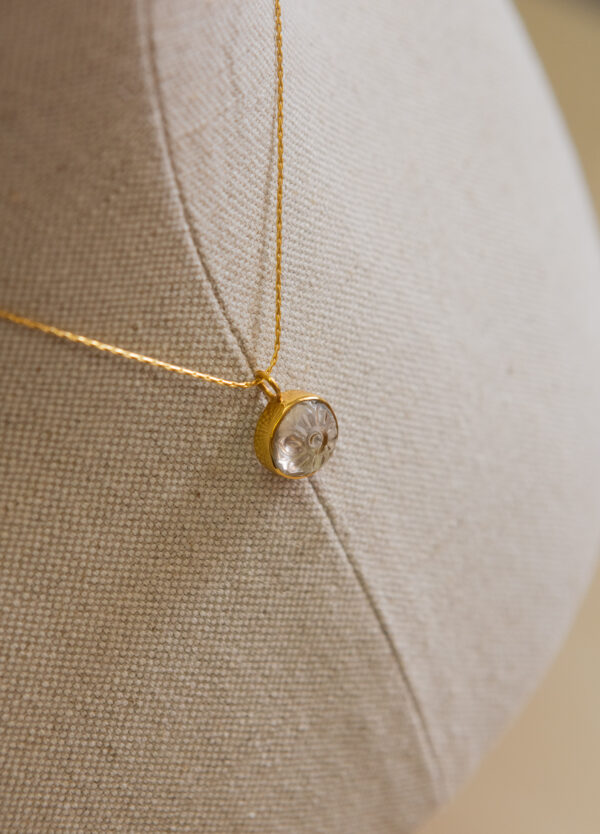 Collar corto de plata, chapado en oro, con piedra natural