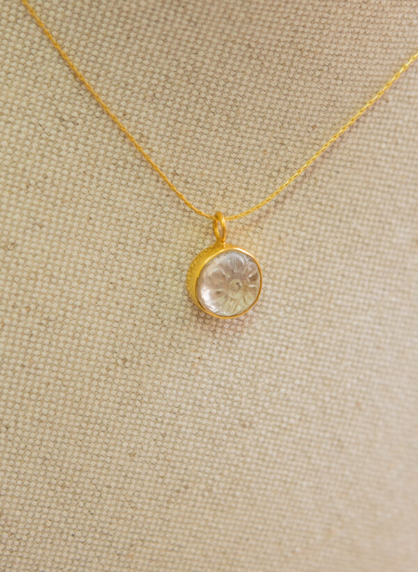 Collar corto de plata, chapado en oro, con piedra natural