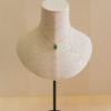 Collar corto de plata, chapado en oro, con piedra natural tallada en flor