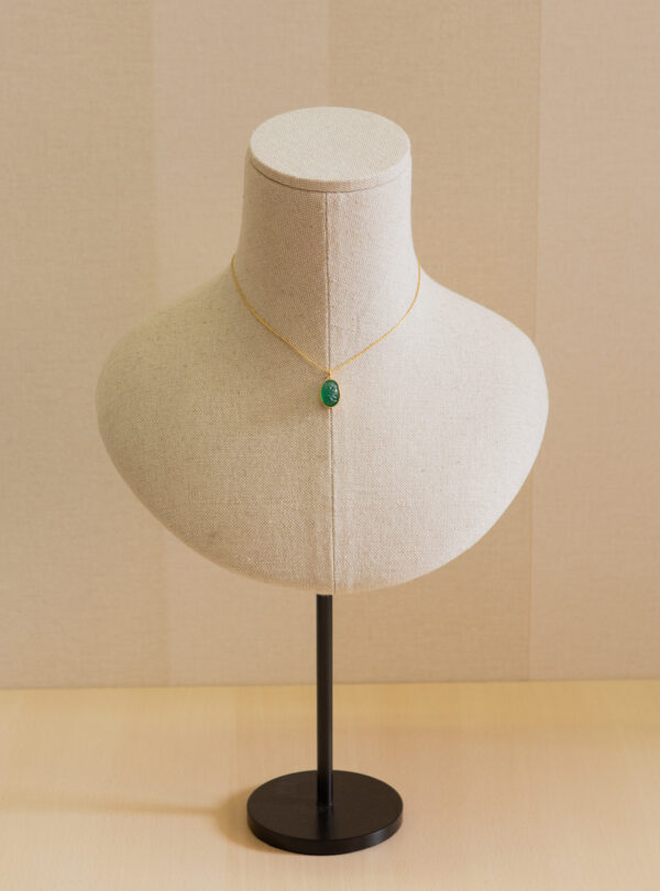 Collar corto de plata, chapado en oro, con piedra natural tallada en flor