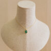 Collar corto de plata, chapado en oro, con piedra natural tallada en flor