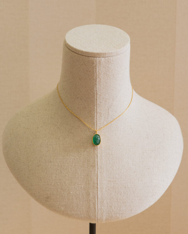 Collar corto de plata, chapado en oro, con piedra natural tallada en flor