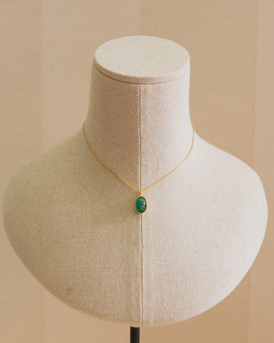 Collar corto de plata, chapado en oro, con piedra natural tallada en flor