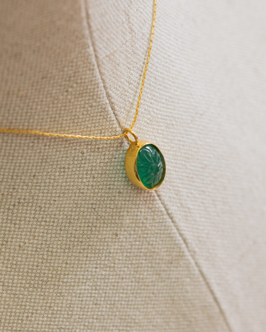 Collar corto de plata, chapado en oro, con piedra natural tallada en flor