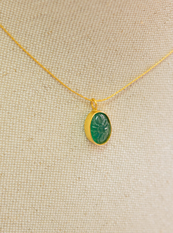 Collar corto de plata, chapado en oro, con piedra natural tallada en flor