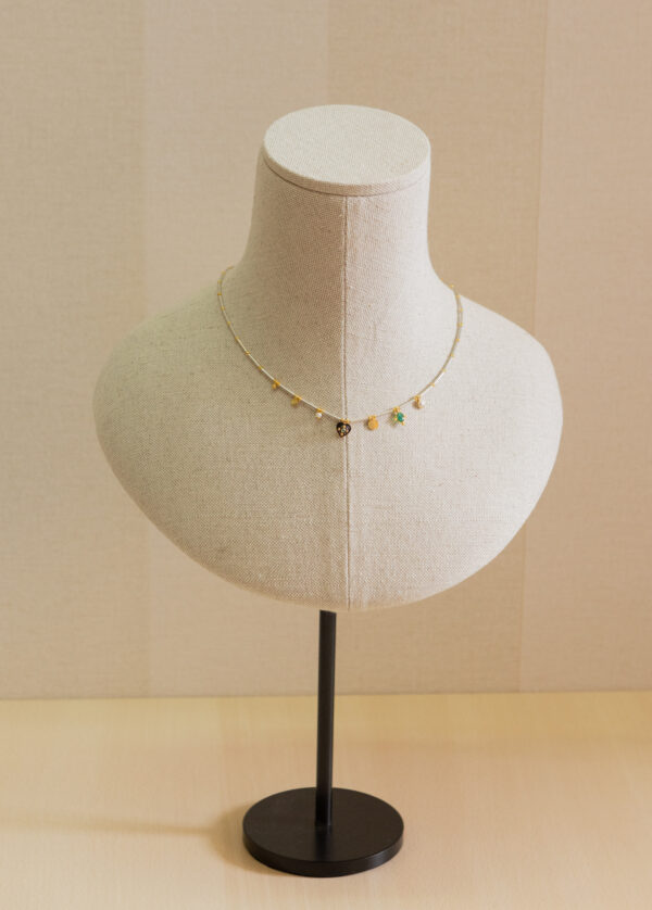 Collar de plata, chapado en oro, con mini charms variados