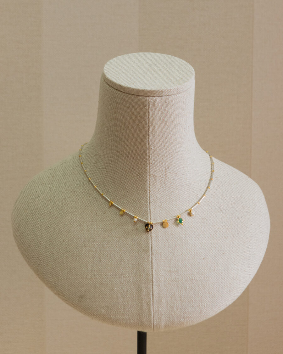 Collar de plata, chapado en oro, con mini charms variados