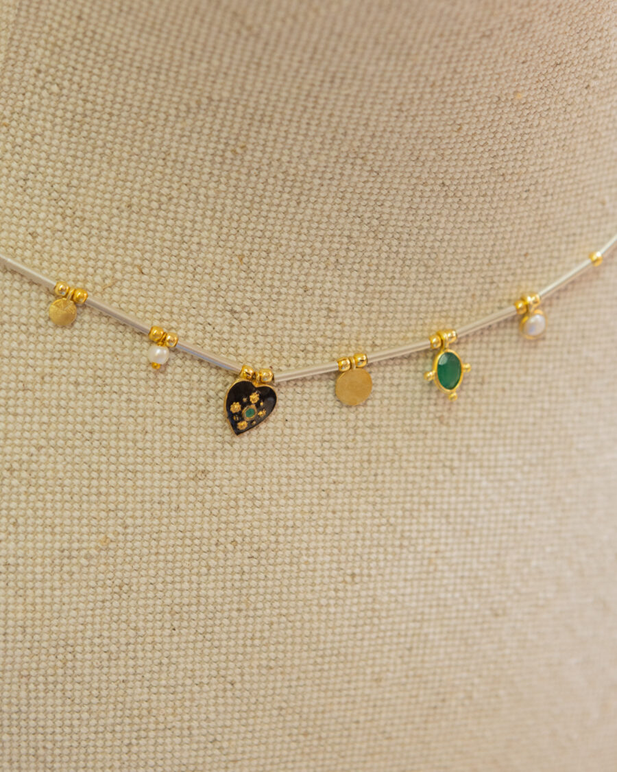 Collar de plata, chapado en oro, con mini charms variados