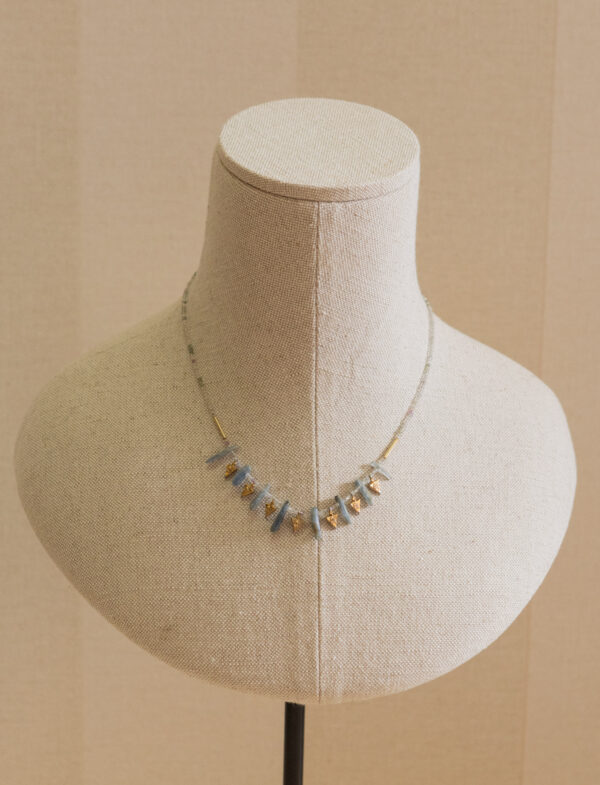 Collar de plata, chapado en oro, con piedras naturales 