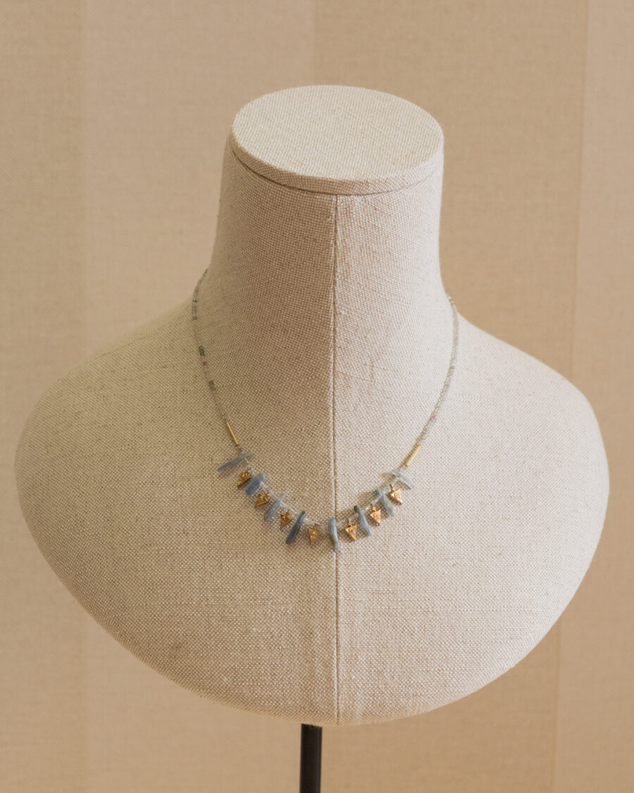 Collar de plata, chapado en oro, con piedras naturales 