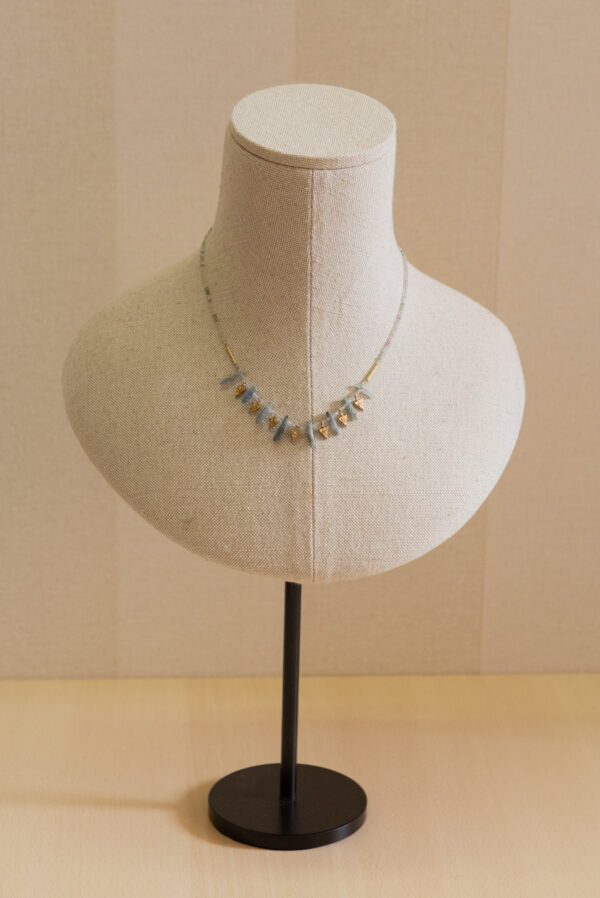 Collar de plata, chapado en oro, con piedras naturales 