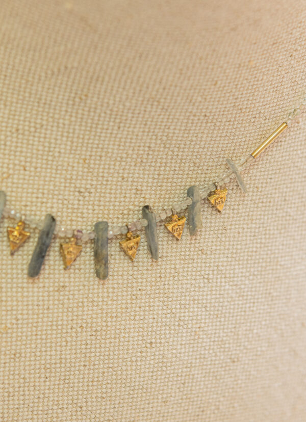 Collar de plata, chapado en oro, con piedras naturales 