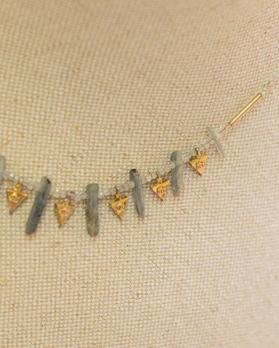 Collar de plata, chapado en oro, con piedras naturales 