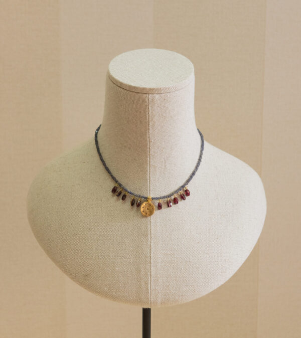 Collar de plata, chapado en oro, con piedras naturales 