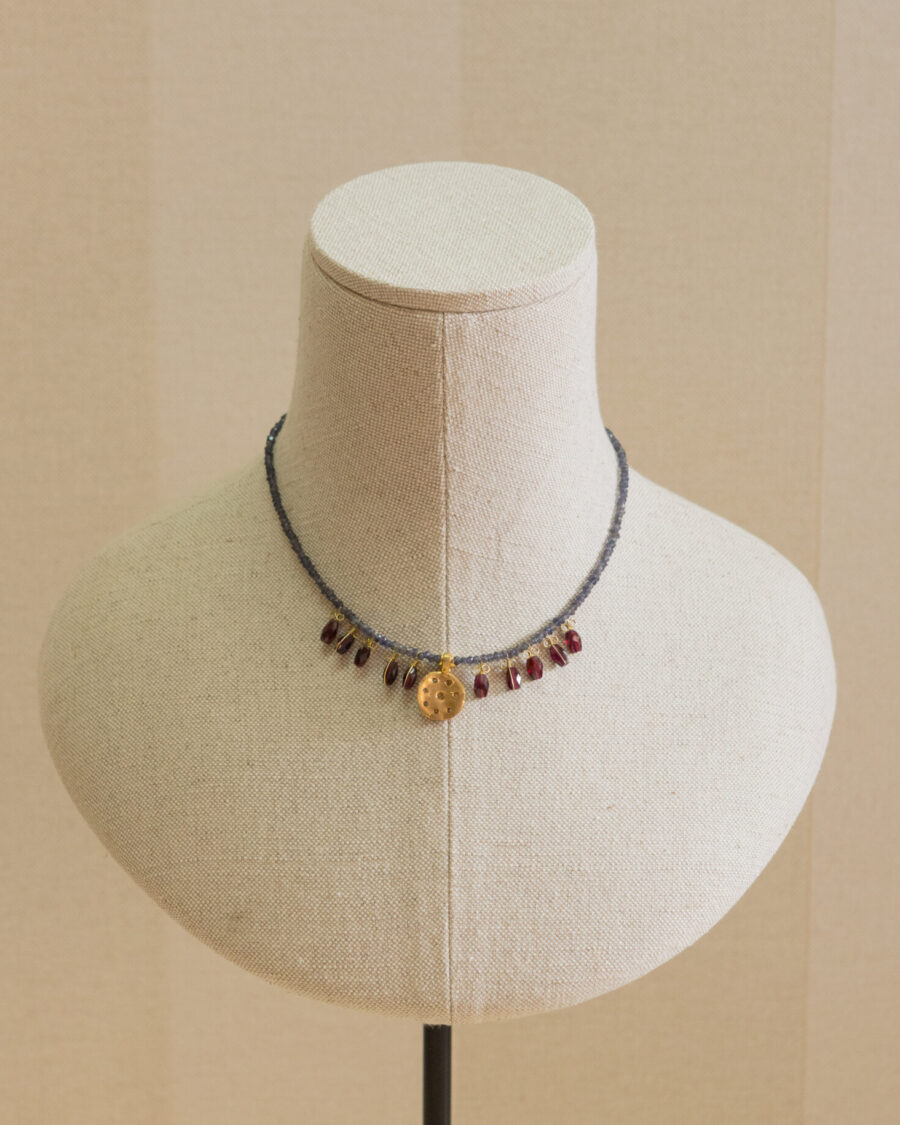 Collar de plata, chapado en oro, con piedras naturales 