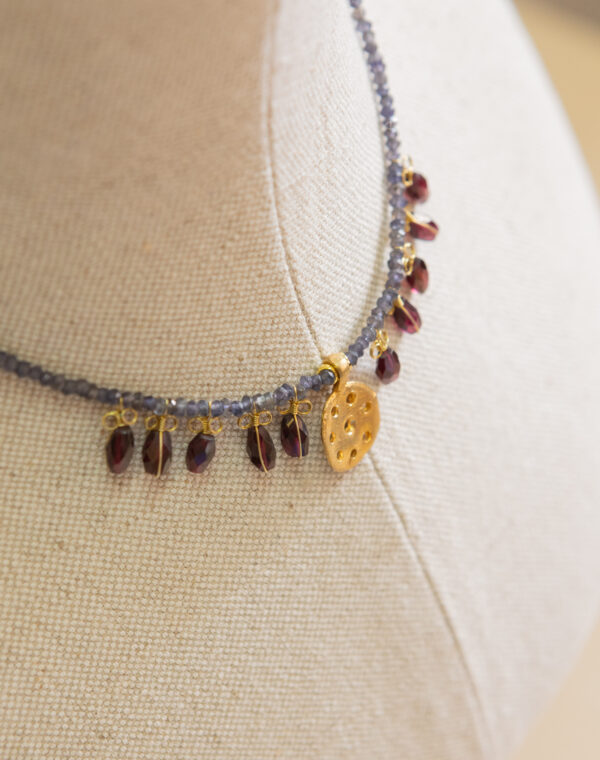 Collar de plata, chapado en oro, con piedras naturales 